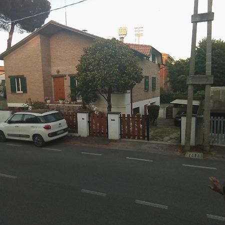 Affittacamere Villa Sofia Accanto Ospedale Con Ampio Giardino Fano Exteriér fotografie